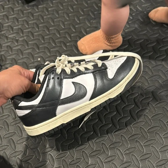 Nike dunk Black and White Sneakers - Picture 4 of 9